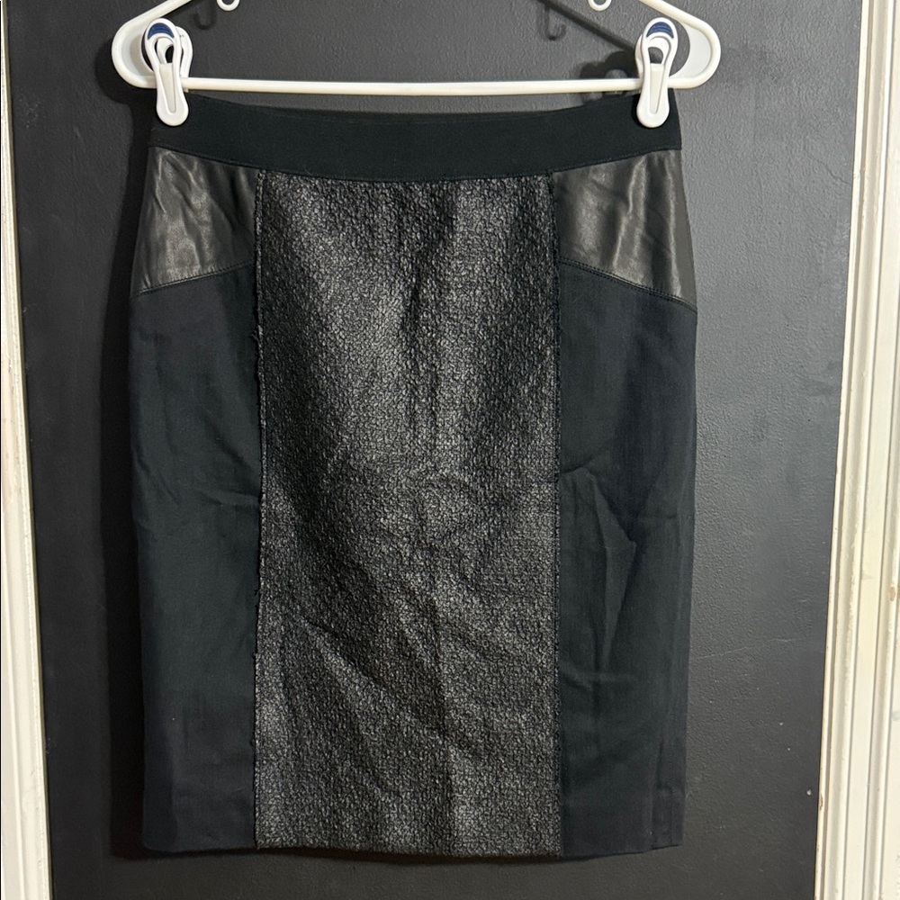 Elie Tahari Valeria Lamb Leather Panel Pencil Skirt Size: 4 Length: 20.5” - Picture 2 of 9